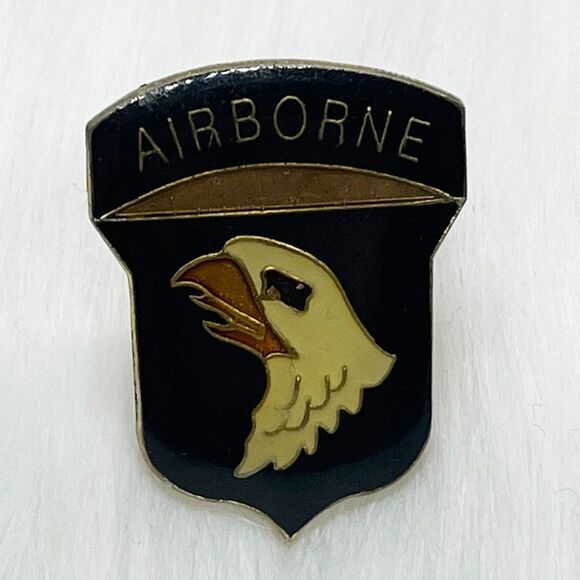🔮‎ 5/$25 Vintage US Army 101st Airborne Division Pin - Picture 1 of 3